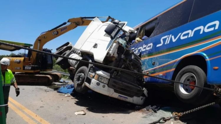 Reprodução/Ecovias Sul Carreta e caminhão colidiram na BR 116